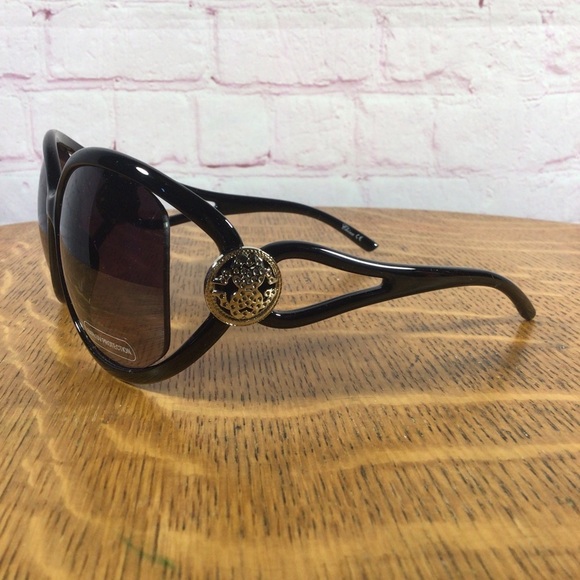 Black and Silver Accent Frame Oversized Sunglasses - Picture 4 of 5